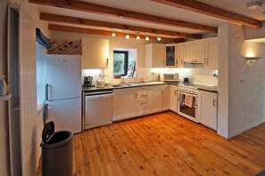 Microwave, oven, dishwasher, cookware/dishes/utensils - 3 Bed in Sneem (oc-i136) (Parknasilla Resort)