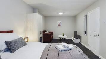 4 bedrooms, iron/ironing board, free WiFi, bed sheets