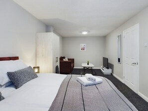 4 bedrooms, iron/ironing board, free WiFi, bed sheets - Thornton Lodge by Our Home Short Stays (Macclesfield)