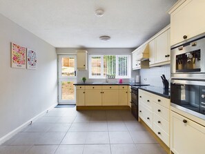 Fridge, microwave, oven, stovetop - Thornton Lodge by Our Home Short Stays (Macclesfield)