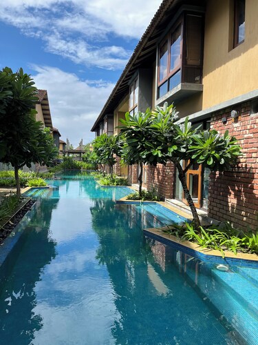 Raichak Elegant Duplex House With A Pool View.