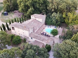 A large building with a tiled roof, surrounded by trees and a swimming pool. - Domaine Privé Le Moulin Neuf Uzés 40 people 2 swimming pools Enclosed park. tennis court (Sainte-Anastasie)