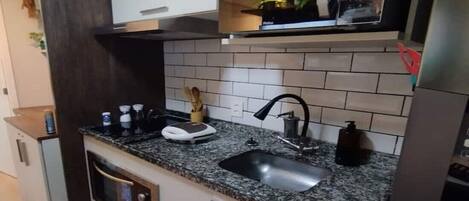 Geladeira, micro-ondas, fogão, cooktop