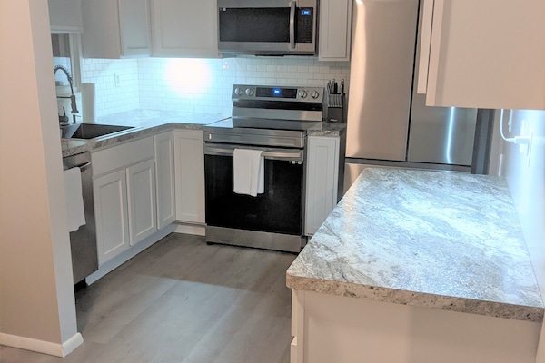 Kjøleskap, mikrobølgeovn, ovn og kokeplater