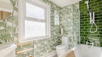 Combined shower/bathtub, towels