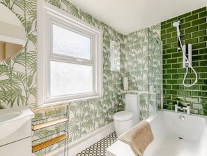 Ensemble douche/baignoire, serviettes fournies