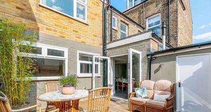 Walpole House: sleeps 19 guests in 8 bedrooms