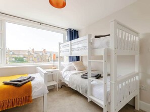 5 Schlafzimmer, Schreibtisch, Bügeleisen/Bügelbrett, kostenloses WLAN