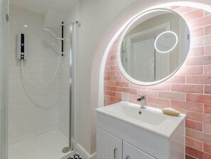 Ensemble douche/baignoire, serviettes fournies