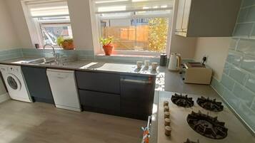 Een koelkast, een magnetron, een oven, een kookplaat