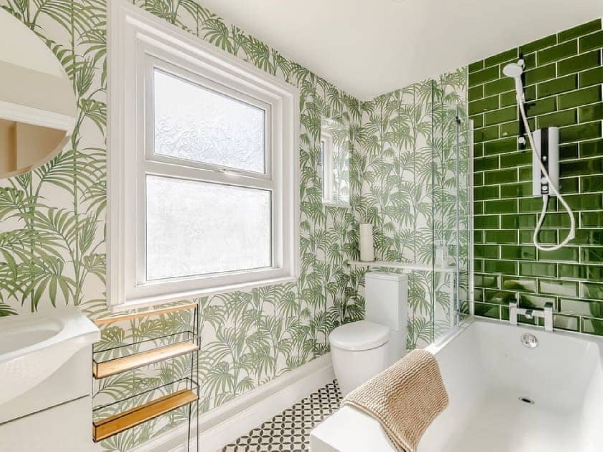 Combined shower/tub, towels