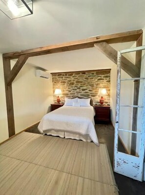 2 quartos, ferros/tábuas de passar roupa, Wi-Fi, roupa de cama