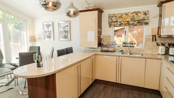 Cottage | Private kitchen | Fridge, dishwasher, electric kettle, toaster