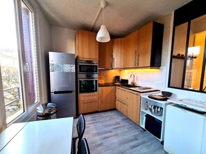 Fridge, microwave, oven, coffee/tea maker