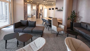 Un espace de détente moderne avec des canapés, une table basse et une table à manger.
