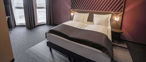 Desk, soundproofing, free WiFi