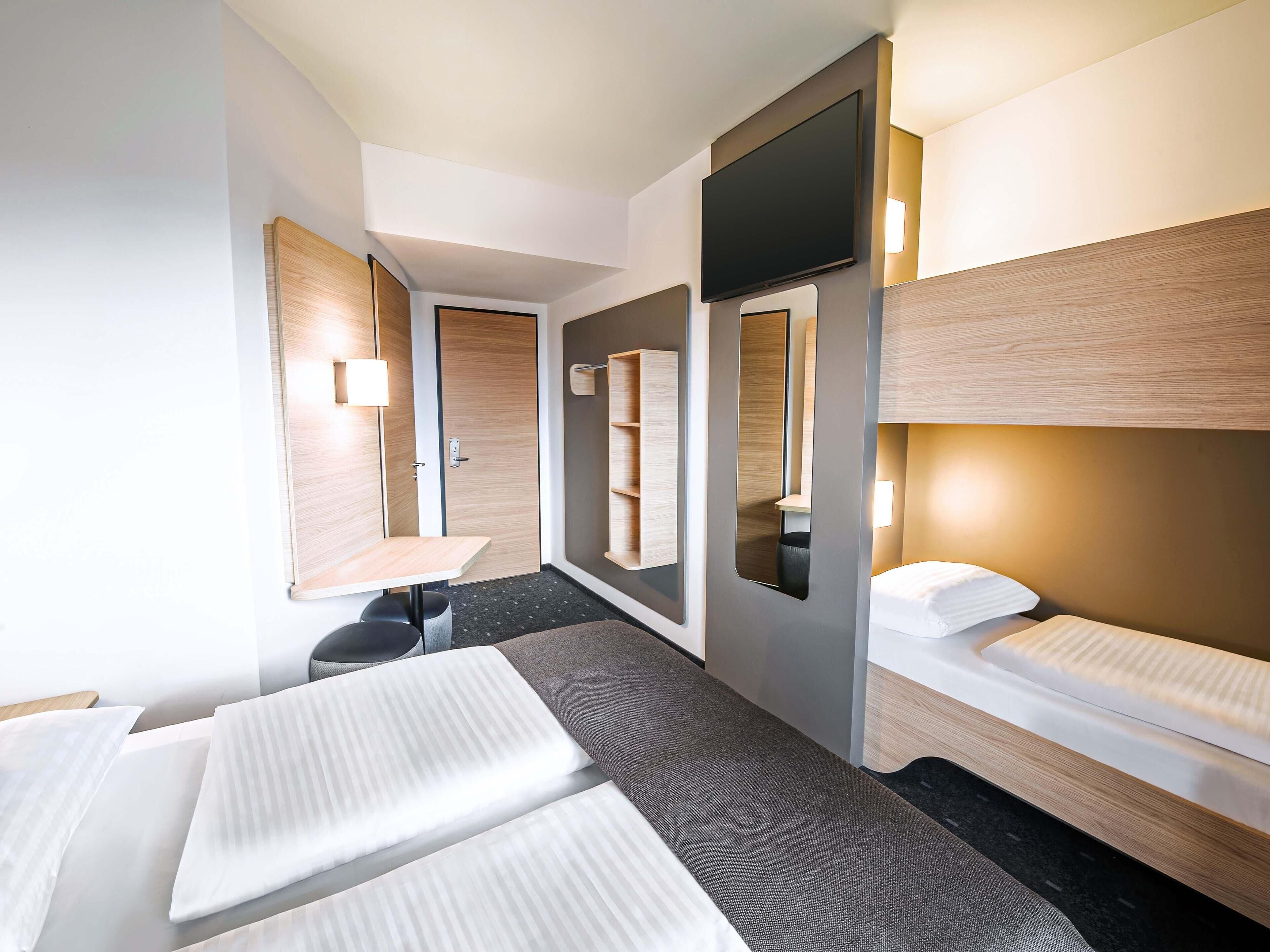 Family Room | Desk, soundproofing, free WiFi