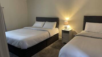 5 bedrooms, iron/ironing board, free WiFi, bed sheets