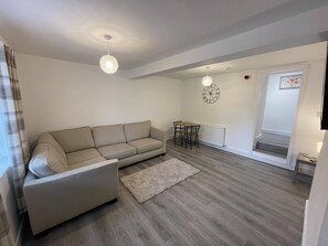 Casa, varias camas | Área de sala de estar