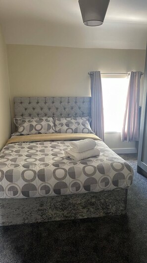 Casa, varias camas | 5 habitaciones, tabla de planchar con plancha y wifi gratis 