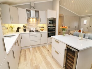 Fridge, dishwasher, electric kettle, toaster - 8 Waterside Wood (Windermere)