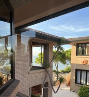 Un edificio moderno con paredes de ladrillo, ventanas amplias y vistas a un cuerpo de agua.
