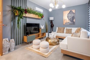 Luxury-Apartment, 2 Schlafzimmer | Wohnbereich | 43-Zoll-Smart-TV mit Kabelempfang