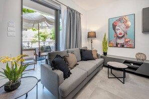 Luxury-Apartment, 1 Schlafzimmer | Wohnbereich | 43-Zoll-Smart-TV mit Kabelempfang