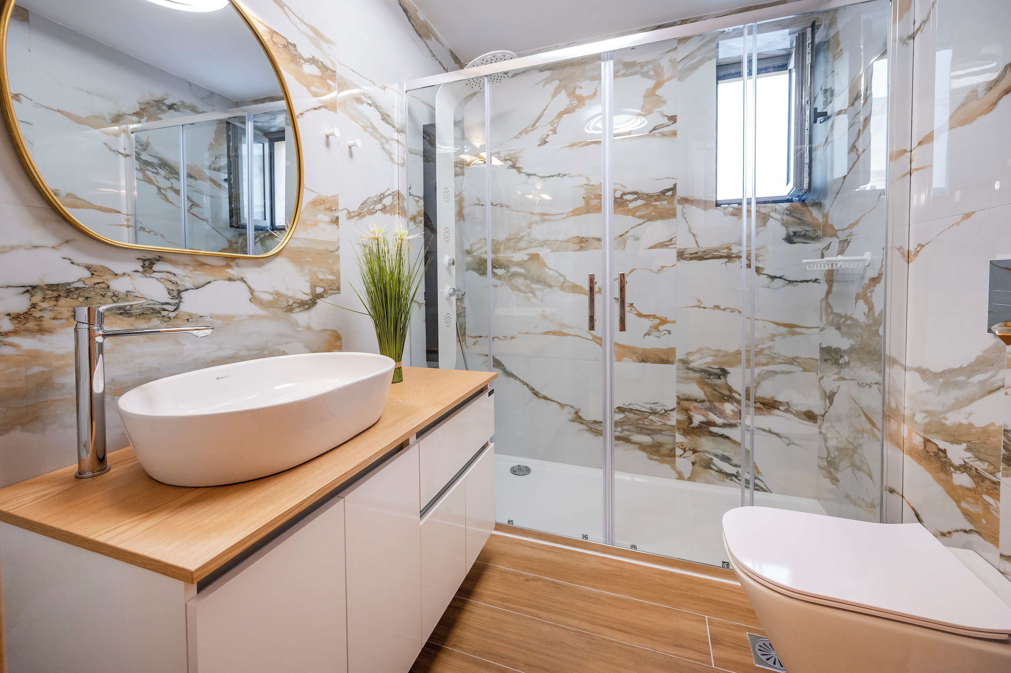 Apartamento de lujo, 2 habitaciones | Baño | Ducha y cabezal de ducha con hidromasaje