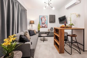 Lyxlägenhet - 1 sovrum | Vardagsrum | 43-tums smart-tv med kabelkanaler