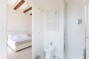 Shower, hair dryer, bidet, towels - Corso View apartment (Rome)