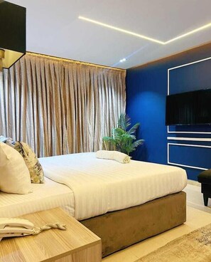 Executive Single Room | Egyptian cotton sheets, premium bedding, pillowtop beds, desk - LALA'S LAGOS LTD (Lagos)