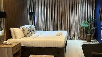 Executive Single Room | Egyptian cotton sheets, premium bedding, pillowtop beds, desk