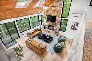Smart TV y chimenea 