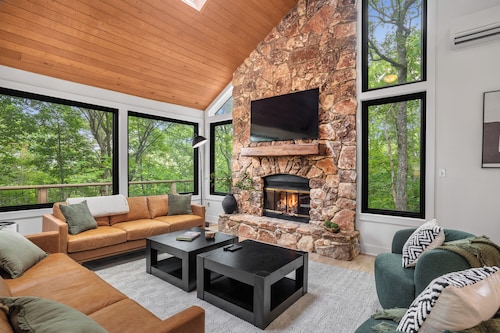 Serene Wintergreen Retreat, Nestled in the Trees