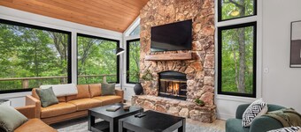 Serene Wintergreen Retreat, Nestled in the Trees