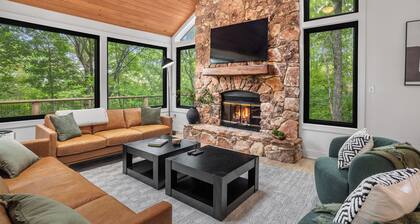 Serene Wintergreen Retreat, Nestled in the Trees