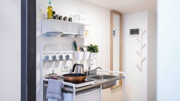 Frigobar, tetera eléctrica y utensilios de cocina