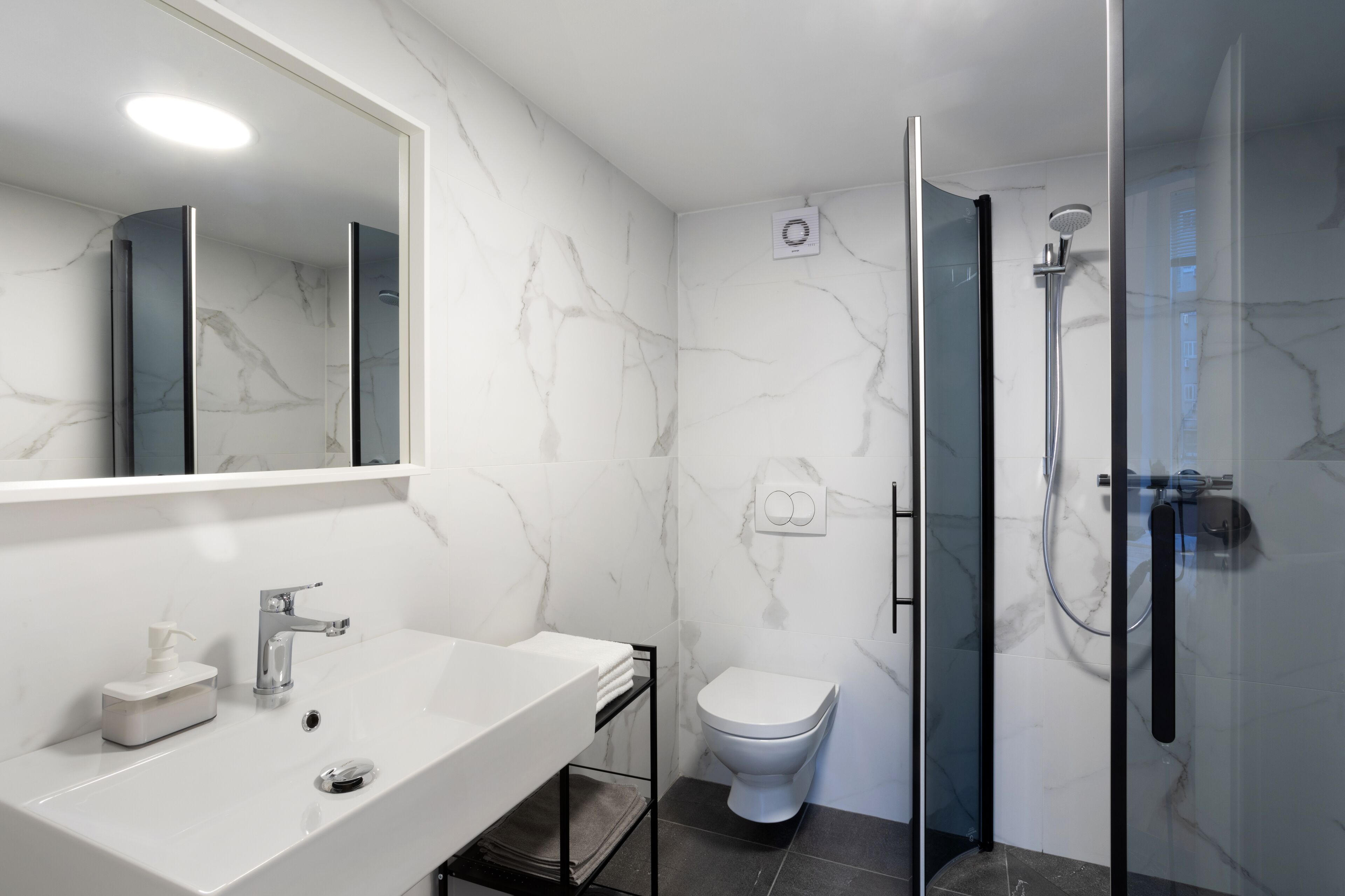 Monolocale Grand | Bagno | Doccia, asciugacapelli, asciugamani, sapone