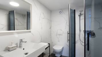 Monolocale Grand | Bagno | Doccia, asciugacapelli, asciugamani, sapone