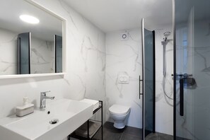 Grand Studio | Bathroom | Shower, hair dryer, towels, soap - Rhino Studios (Ljubljana)