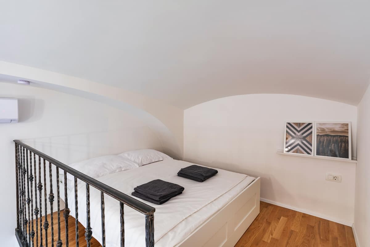 Desk, free WiFi, bed sheets