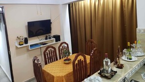 A dining area with a TV, speakers, and a ceiling fan. - Hostal Bella Mar CIENFUEGOS (Cienfuegos)