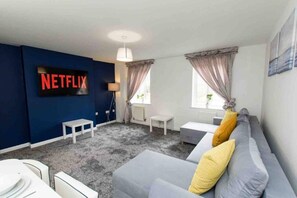 Smart TV - Cloudstay Birmingham Town House by the lakes (Birmingham)