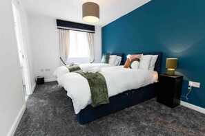 3 bedrooms, desk, iron/ironing board, free WiFi - Cloudstay Birmingham Town House by the lakes (Birmingham)
