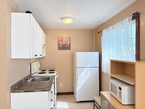 Fridge, microwave, oven, coffee/tea maker