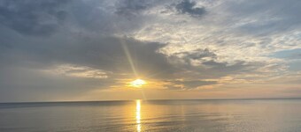 Walk to Beach 1 • Sleeps 9 • Free Parking & WiFi