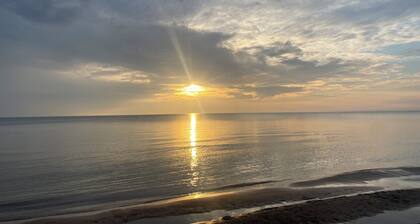 Walk to Beach 1 • Sleeps 9 • Free Parking & WiFi