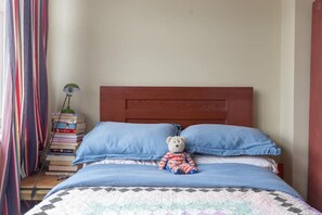 5 bedrooms, iron/ironing board, WiFi, bed sheets