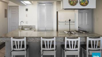 Refrigerador, microondas, licuadora, isla de cocina